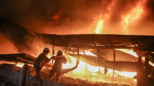 kebakaran gudang plastik tangerang akibat sambaran petir
